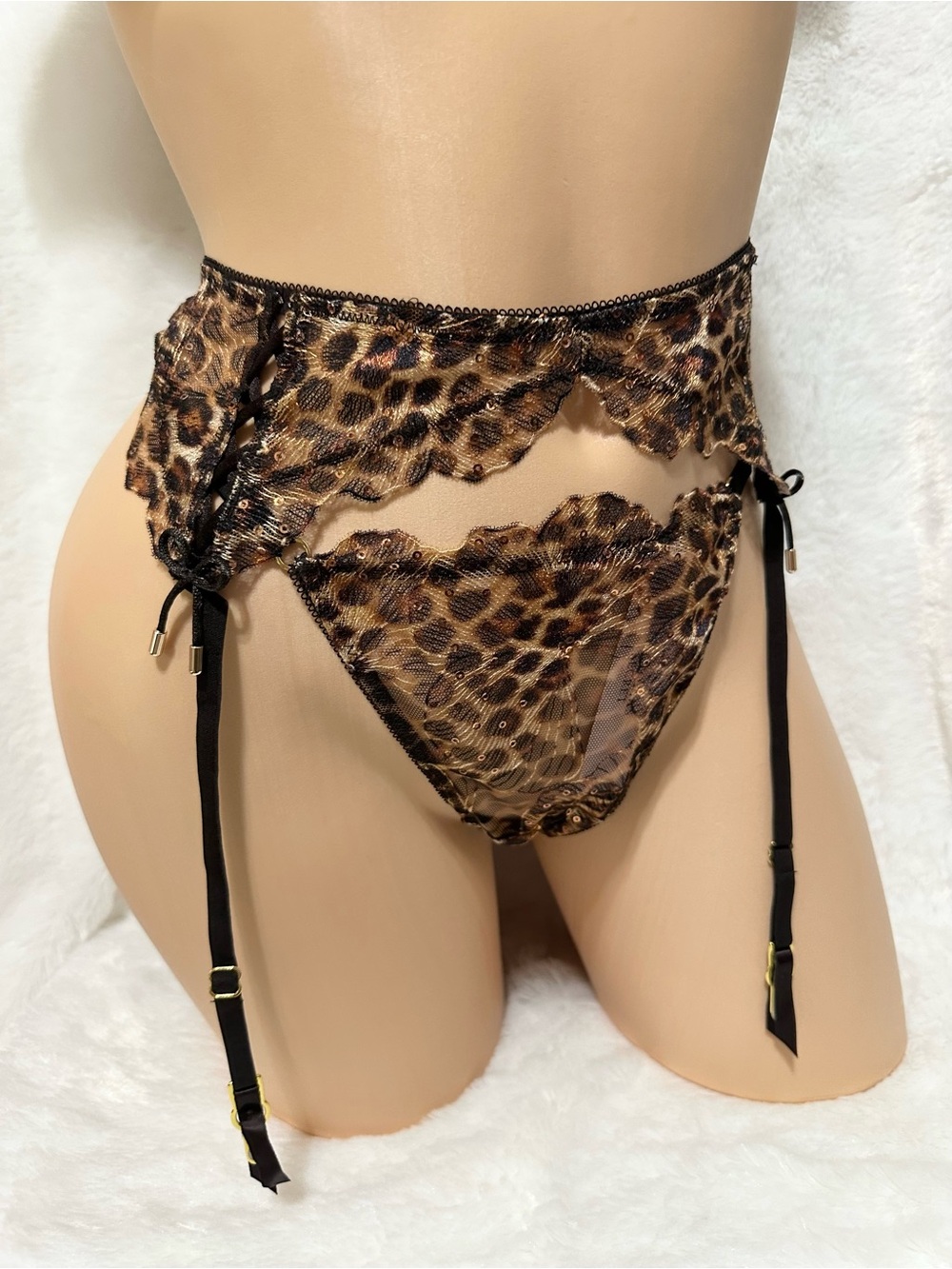Victoria’s Secret lingerie garter belt size M/L , thong size medium